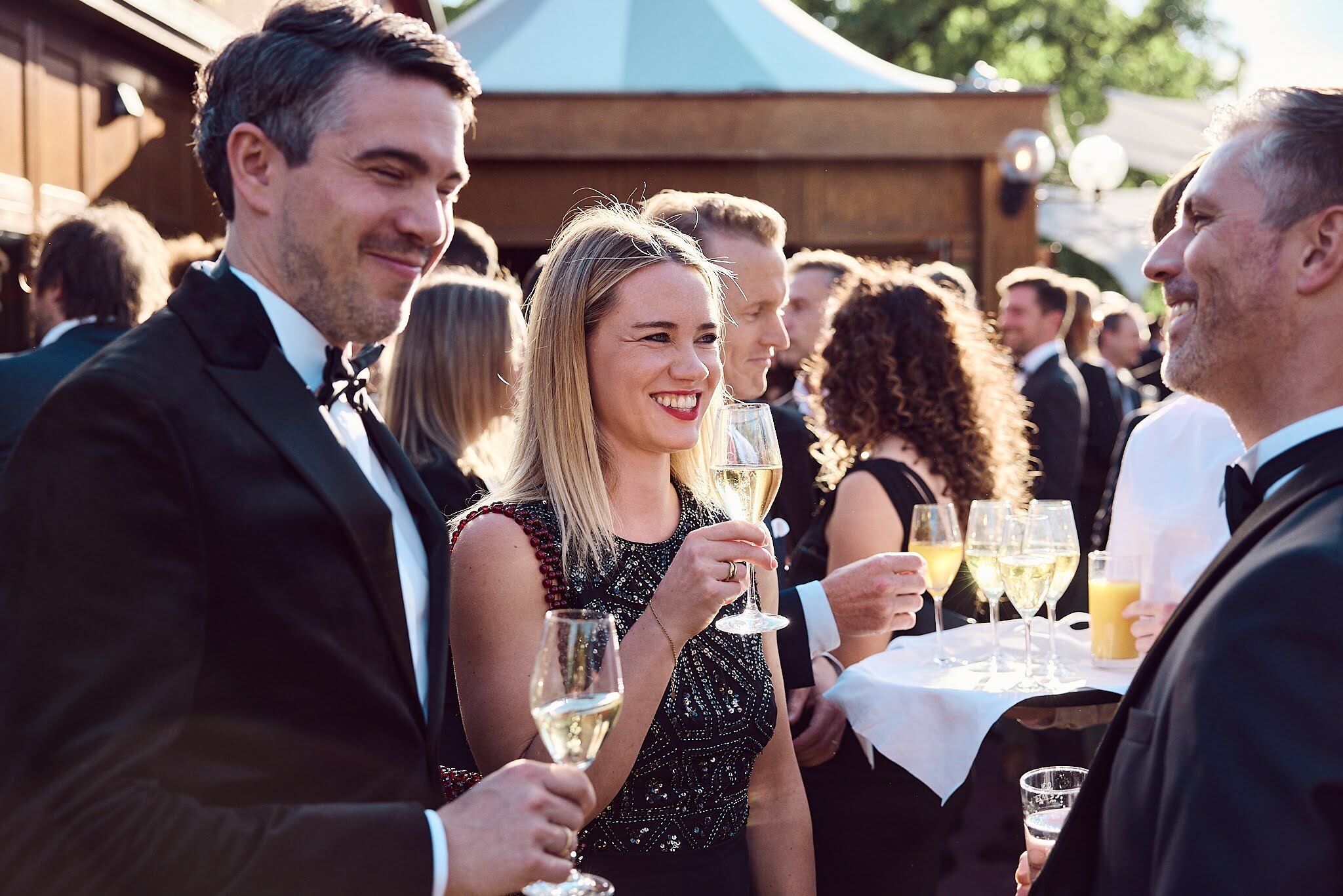 Gäste mit Champagner beim Networking